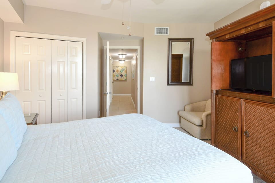 Silver Shells St. Maarten 1004 - Guest Bedroom with TV