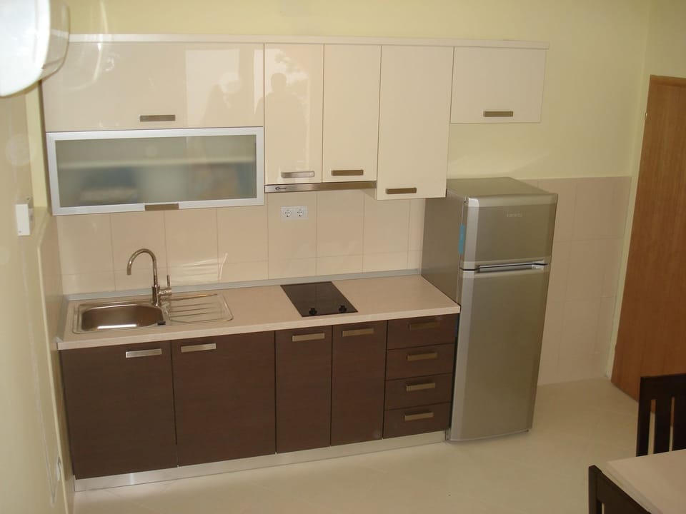 Fridge, stovetop, coffee/tea maker, electric kettle