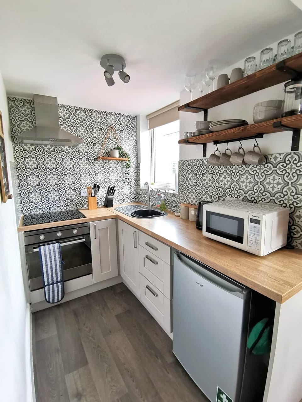 Fully stocked kitchen with all the accessories you need to enjoy that scrummy meal