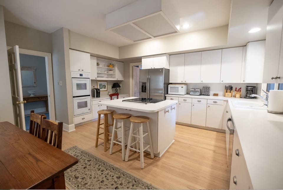Large kitchen, fully stocked, double ovens