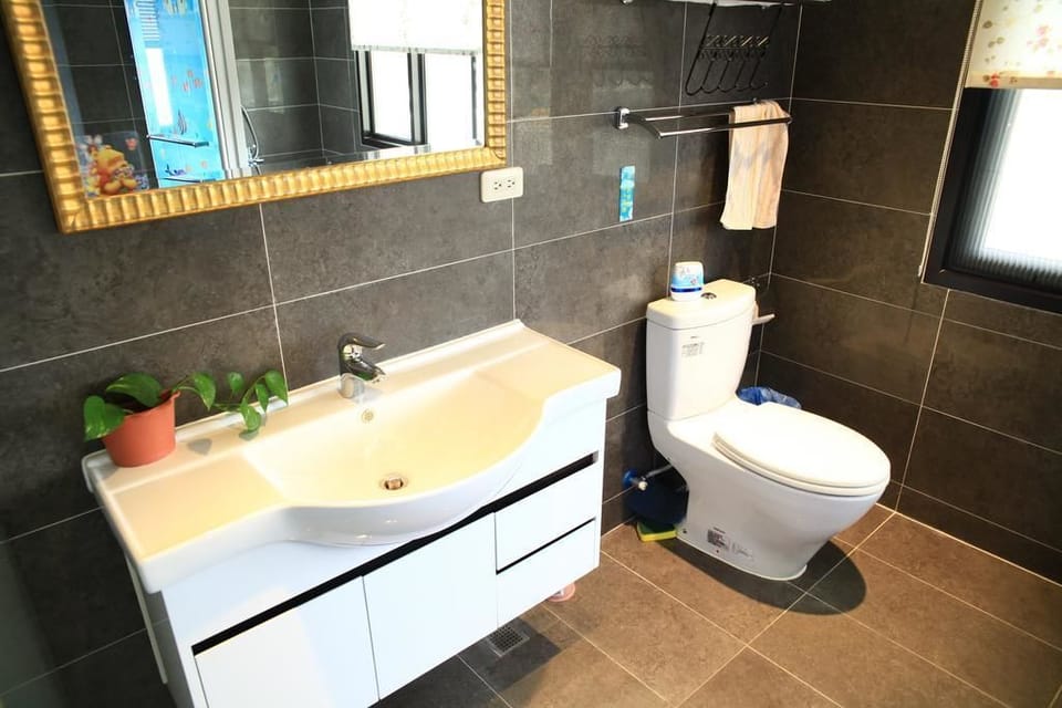 Deluxe Quadruple Room | Bathroom | Shower, free toiletries, hair dryer, slippers