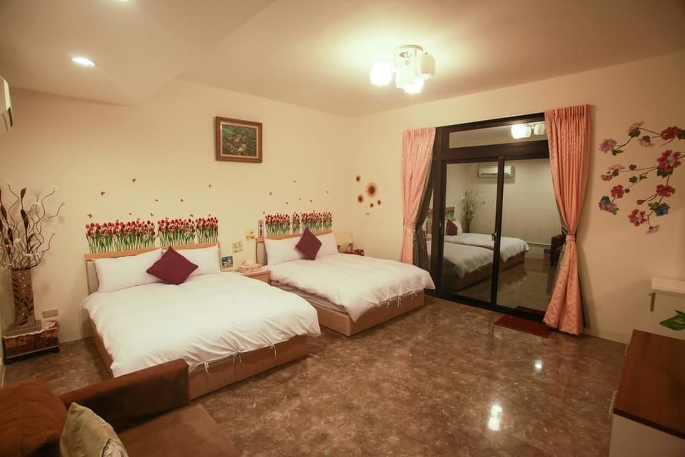 Deluxe Quadruple Room | Desk, blackout drapes, rollaway beds, free WiFi