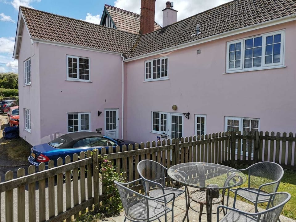 Exmoor Holidays (4 bed)  with car parking.  Quiet convenient location in Porlock