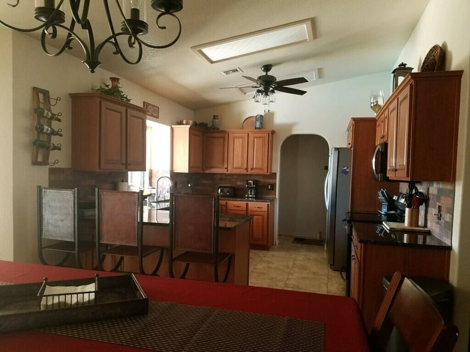 kitchen/dining room area