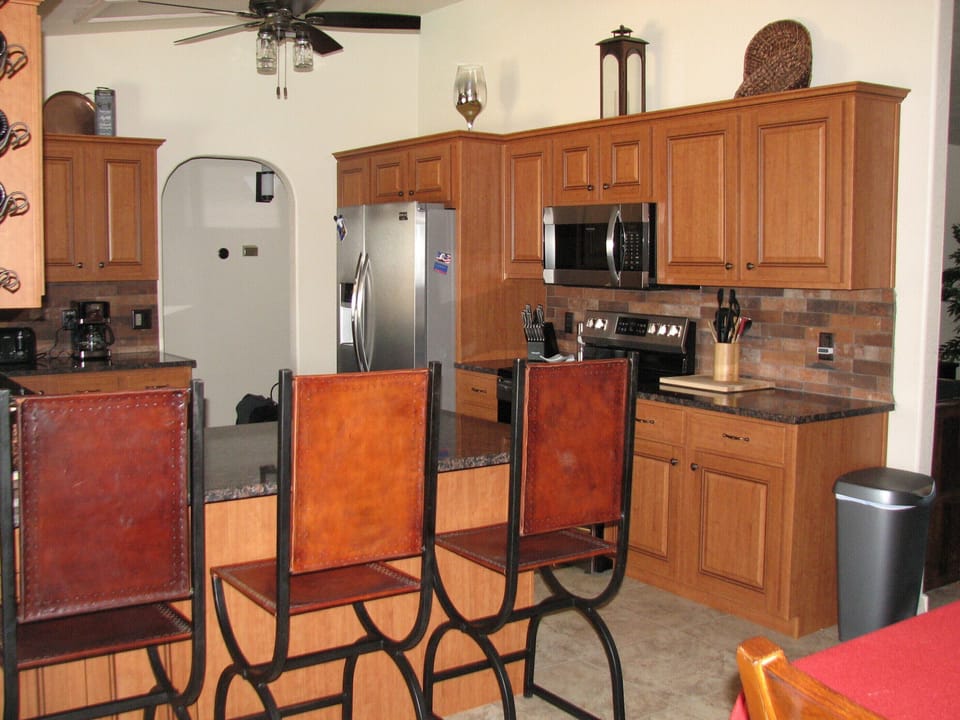 counter with bar stool/kitchen area