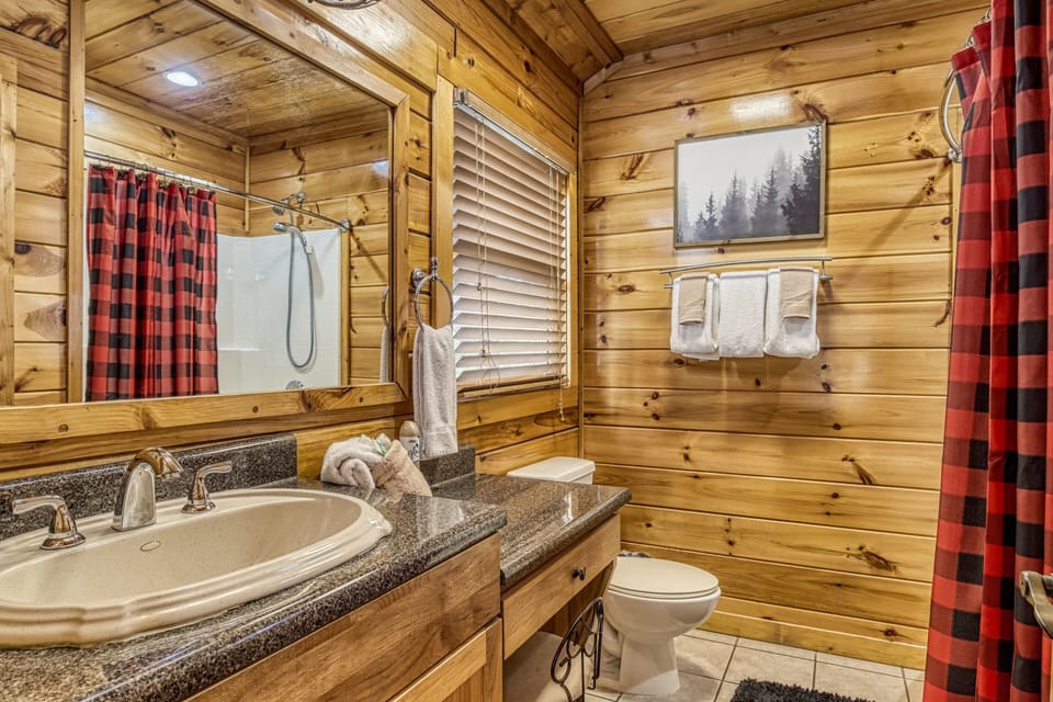Cabin on a River in the Smoky Mountains "River Falls" - Bathroom two