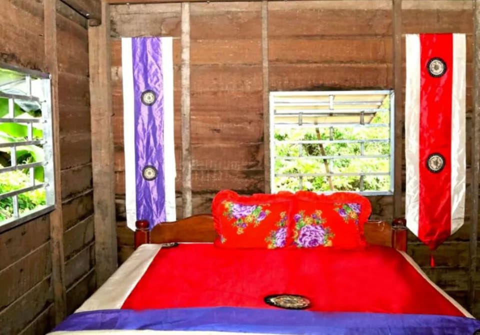 Family House with A/C | Desk, free WiFi, bed sheets