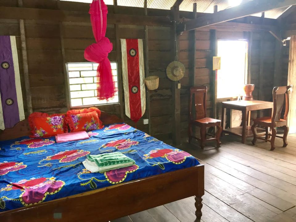 Family House with A/C | Desk, free WiFi, bed sheets