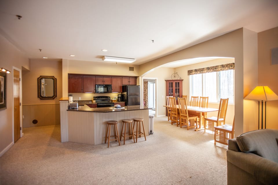 Deluxe Condo, 3 Bedrooms | Living area | TV, fireplace, DVD player
