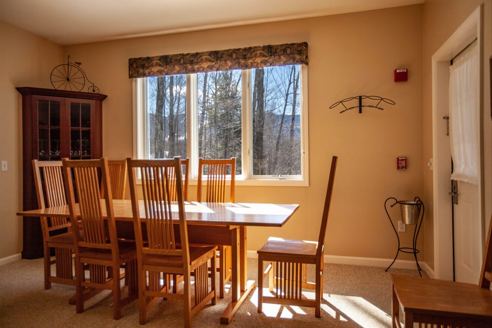 Deluxe Condo, 3 Bedrooms | In-room dining