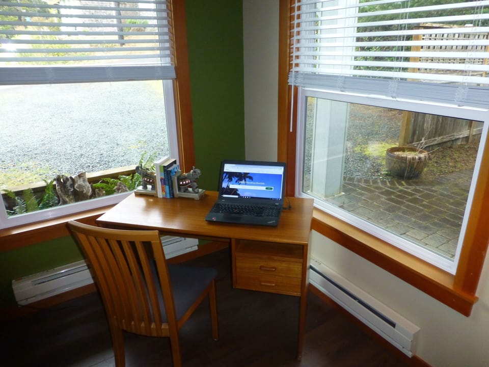 Perfect work space...Thinking of working from home or completing that project? 