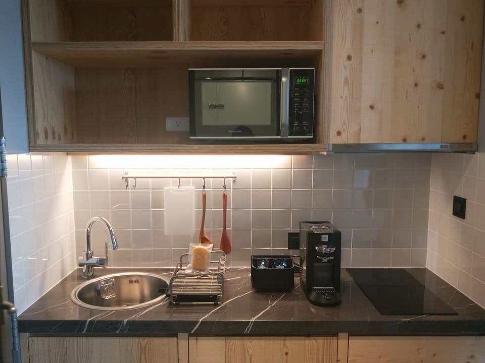 Executive Double Room, 1 Queen Bed, Non Smoking | Private kitchen | Electric kettle
