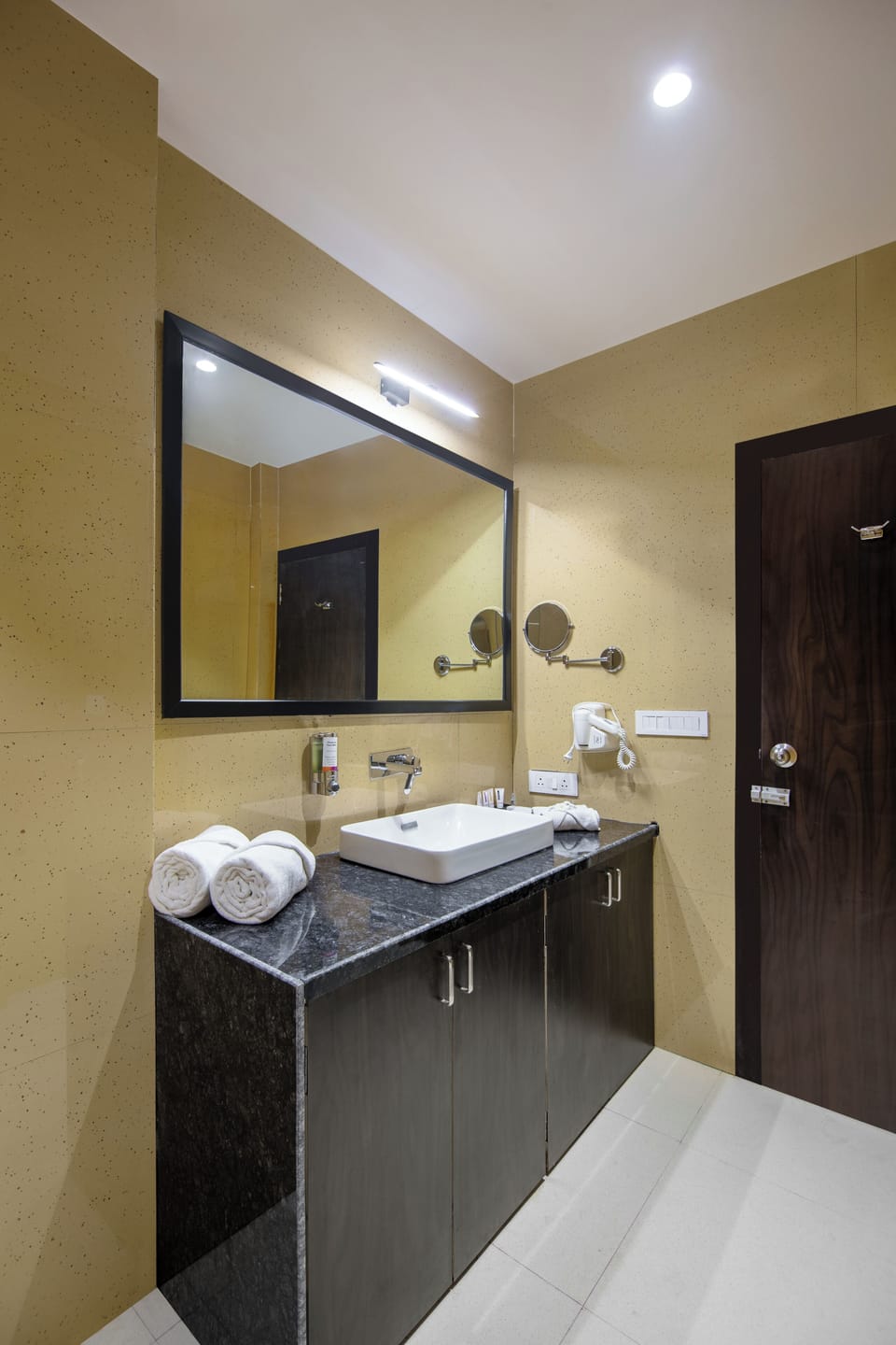 Privilege Suite | Bathroom | Towels, shampoo, toilet paper