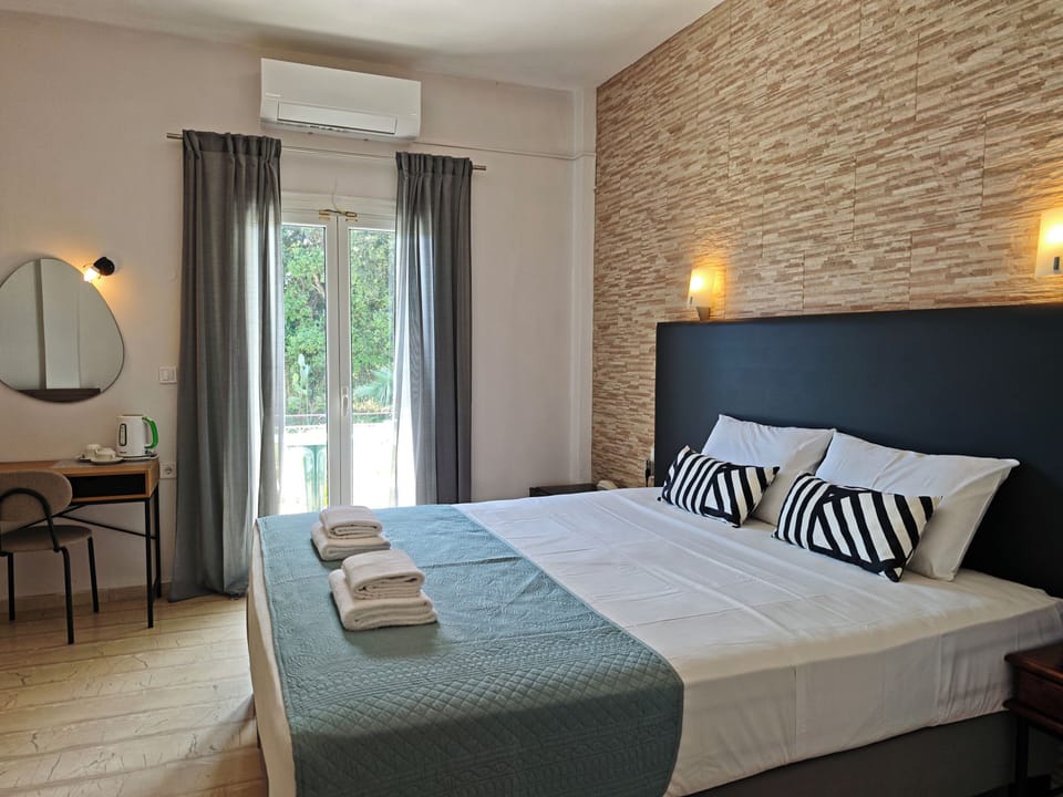 Comfort Triple Room | Minibar, iron/ironing board, free WiFi, bed sheets