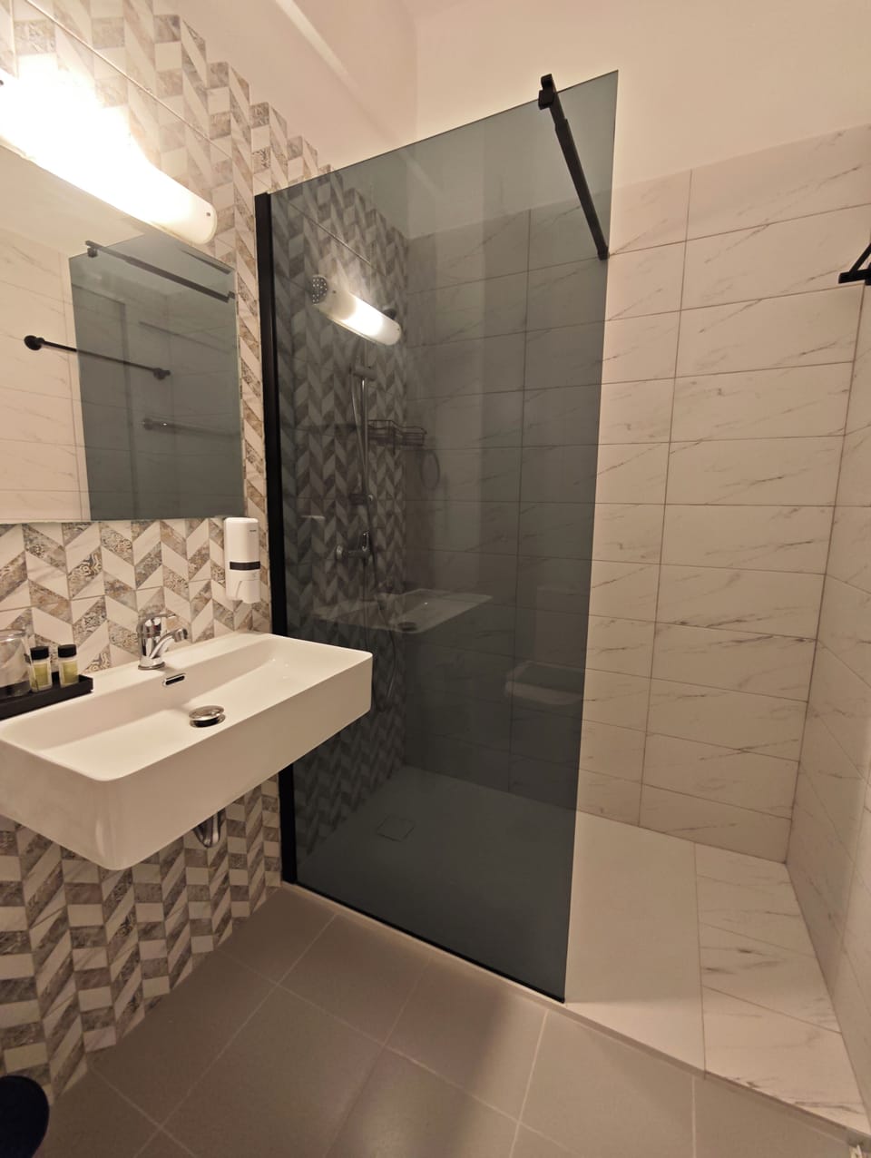 Comfort Triple Room | Minibar, iron/ironing board, free WiFi, bed sheets