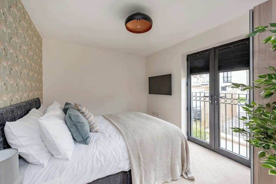 Bedroom 2: double