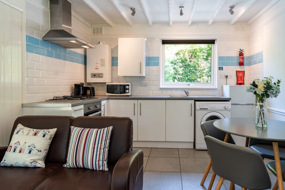 Cabin, 2 Bedrooms | Private kitchen | Fridge, microwave, oven, stovetop