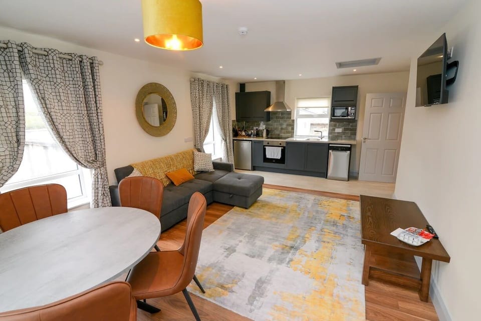 Family Suite | Blackout drapes, WiFi (free), individually decorated