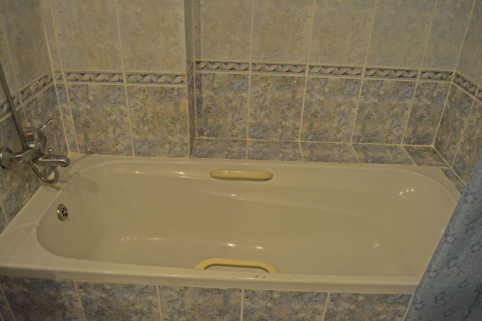 Combined shower/tub, free toiletries, hair dryer, slippers