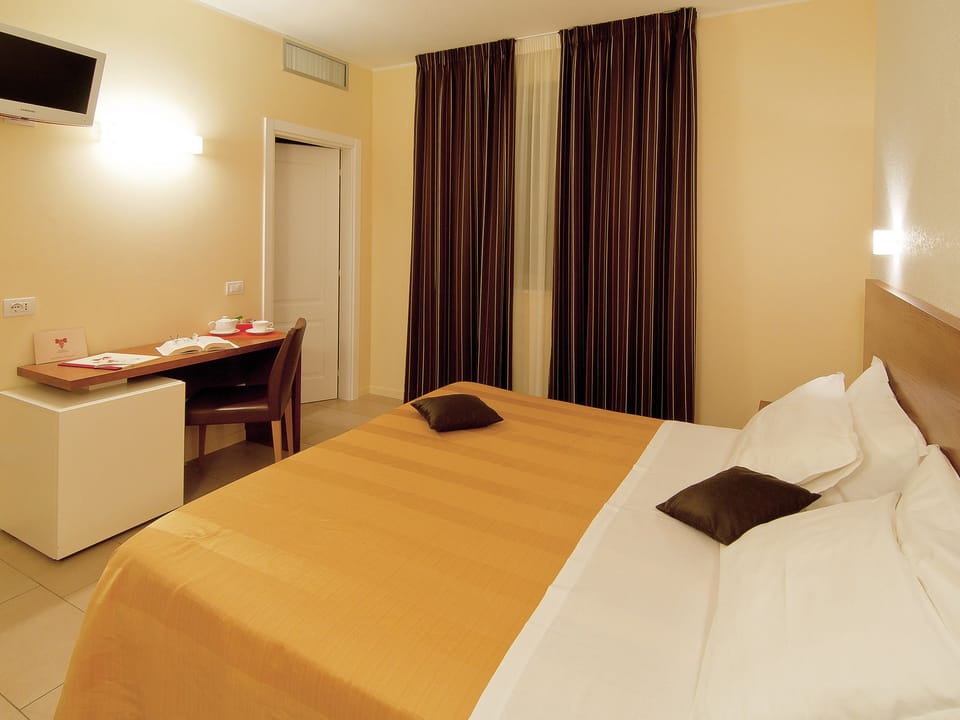 Select Comfort beds, minibar, desk, soundproofing