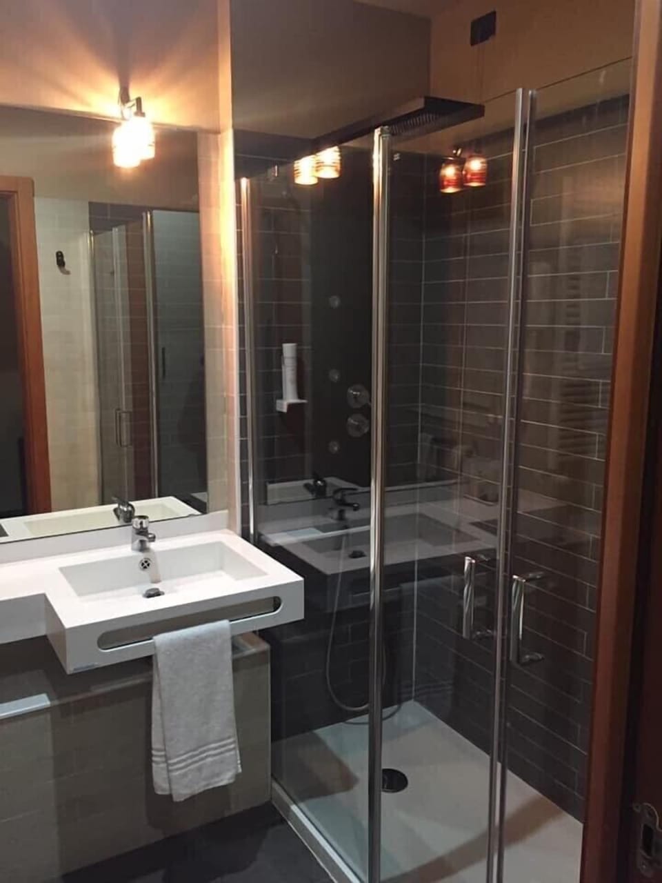 Deluxe Double or Twin Room, Non Smoking, Garden View | Bathroom sink