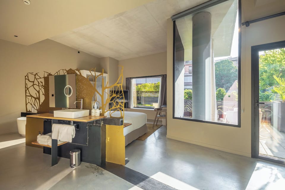 20 bedrooms, premium bedding, minibar, in-room safe