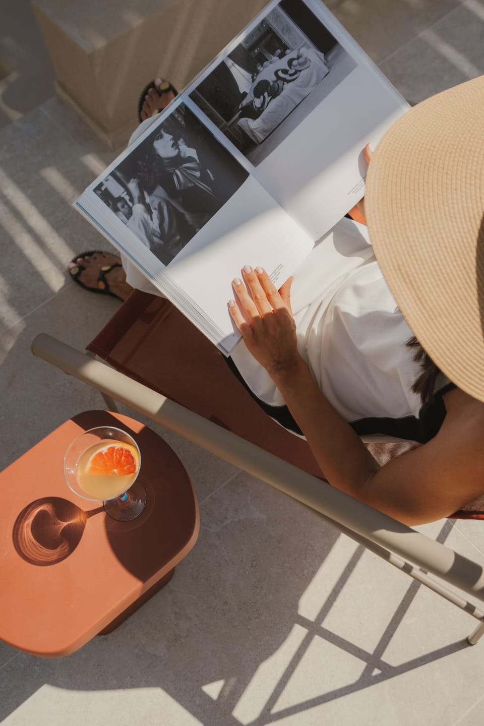 Espera’s outdoor settings celebrate light, sea views, and Mediterranean ease.