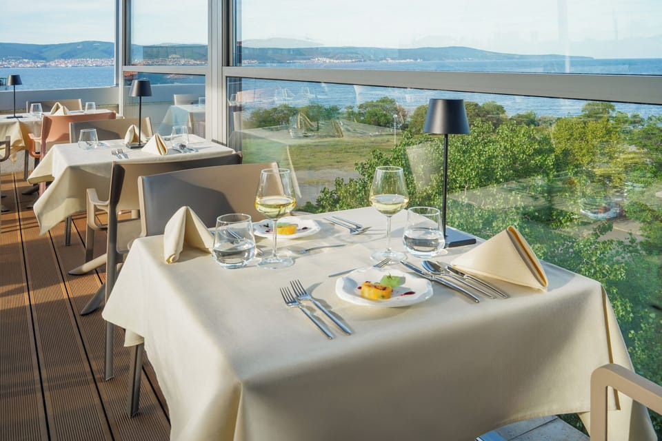 Breakfast, lunch, dinner served; ocean views