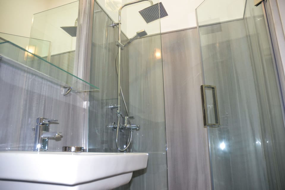 Single Room, Balcony | Bathroom | Shower, free toiletries, hair dryer, slippers
