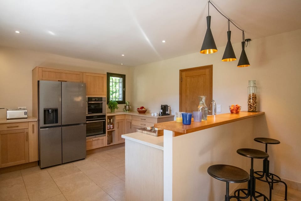 2 ovens, kitchen Aid, coffee machine, etc...