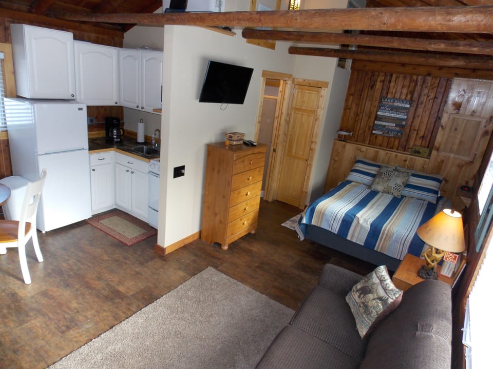Plenty of space to unpack and stretch out after a day on the lake or in Alden!