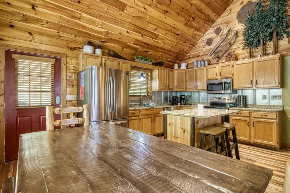 Smoky Mountain Chalet with a hot tub - "S'more Family Fun" - Dining table and fully furnished kitchen