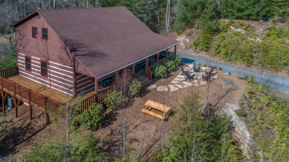 Secluded luxury log cabin but close and convenient to everything!