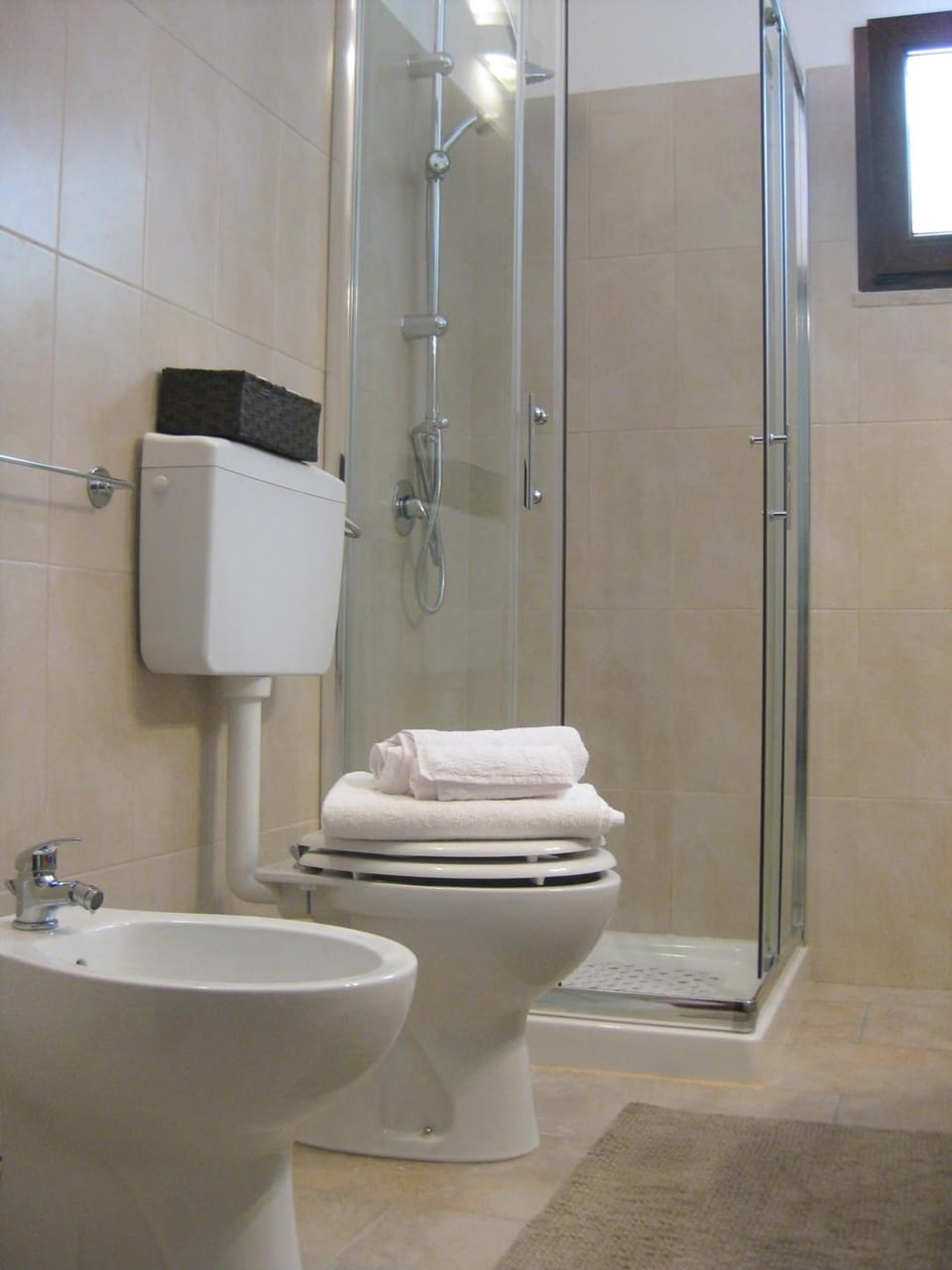 Standard Triple Room | Bathroom | Shower, free toiletries, hair dryer, towels