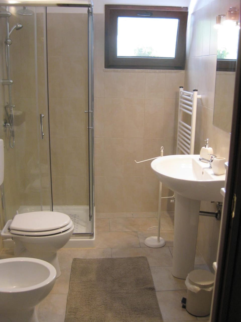 Standard Triple Room | Bathroom | Shower, free toiletries, hair dryer, towels