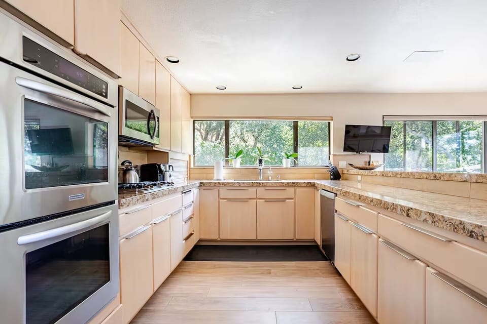 Well equipped kitchen with gas stove, double ovens, microwave, many coffeemakers