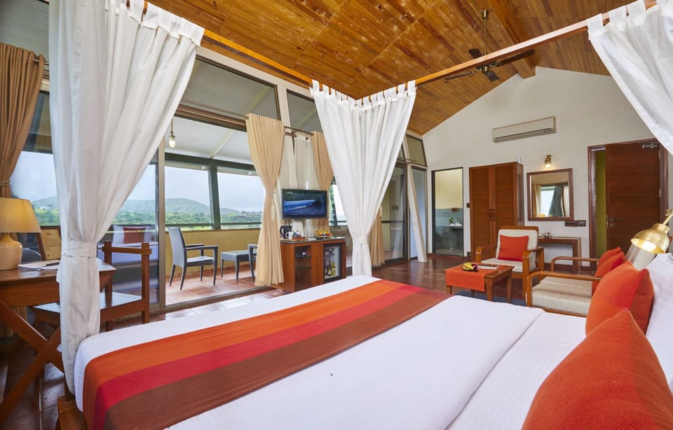 Premium Room, 1 Queen Bed | In-room safe, blackout drapes, iron/ironing board, free WiFi