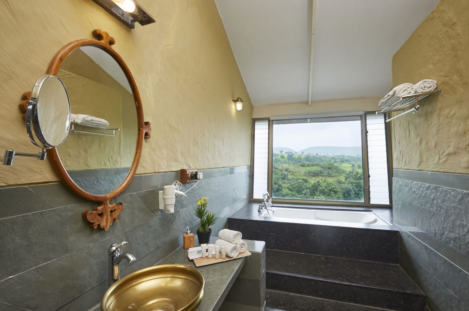 Premium Room, 1 Queen Bed | Bathroom | Towels