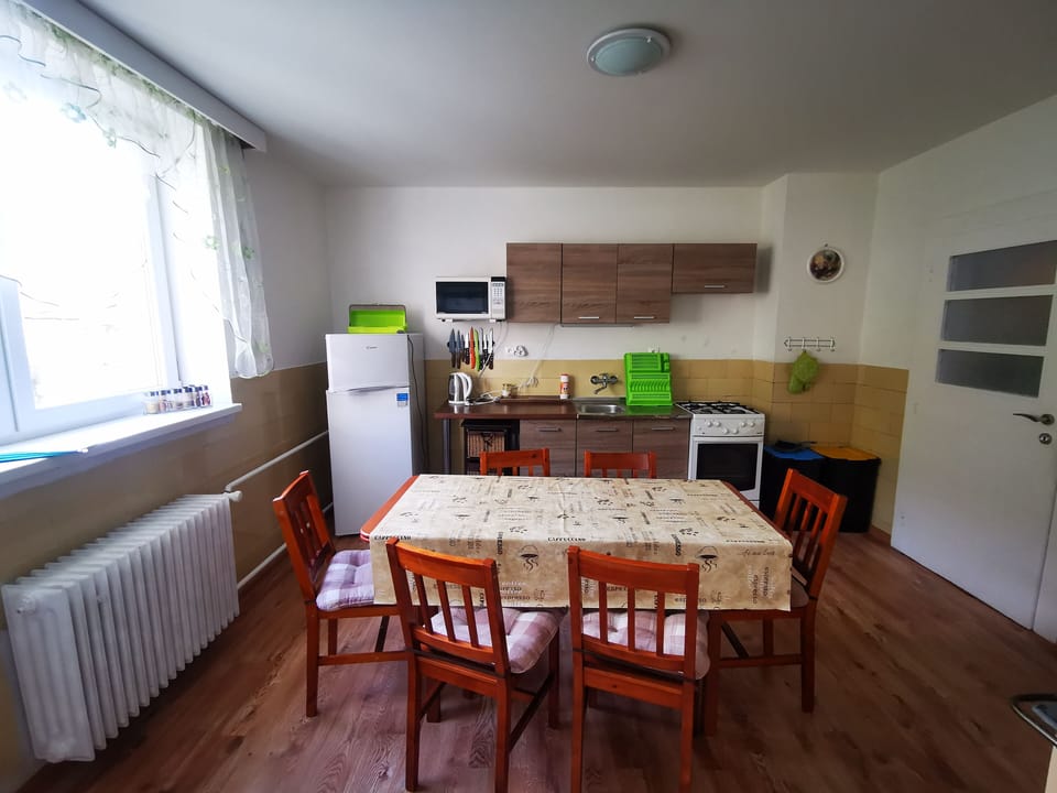 Full-size fridge, microwave, oven, stovetop
