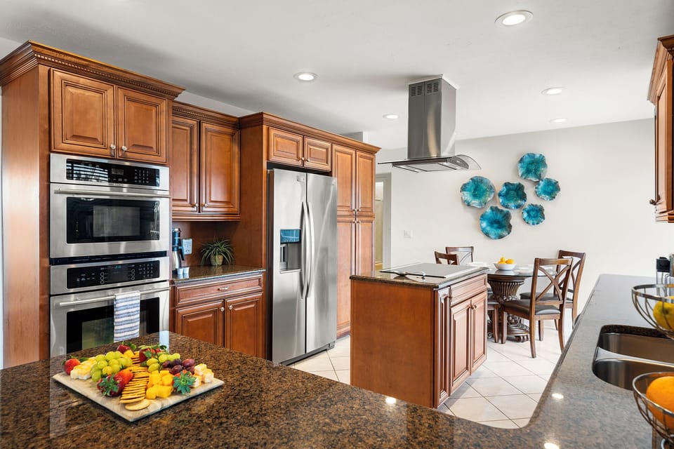 Stainless steel, granite and Keurig, Vitamix & Breville appliances