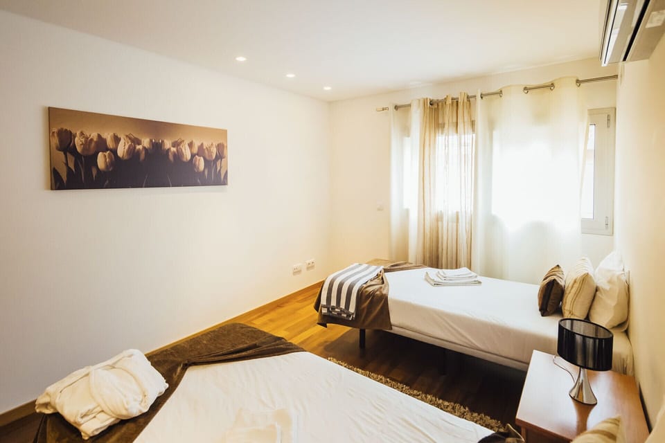 Holiday apartment with 2 bedrooms, 1 bedroom with double bed and 1 bedroom with two single beds, equipped kitchen shared pool located 10 minutes walk from the beach.