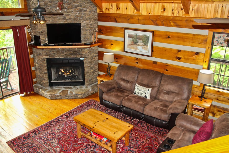 Living room w/ gas fireplace (Oct through Apr), flat screen Cable TV/DVD, & WIFI