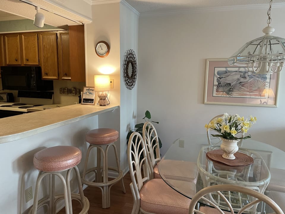 Dining area that seats 8 guests 