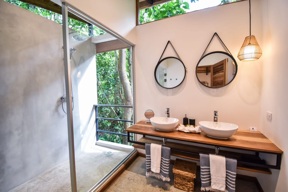 Junior Room | Bathroom | Shower, rainfall showerhead, free toiletries, hair dryer