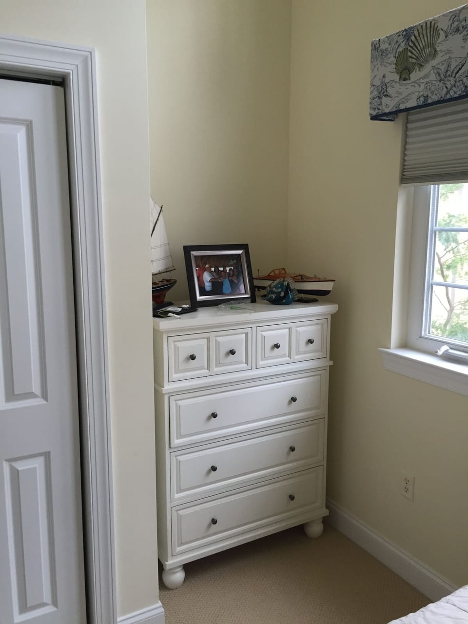 Dresser in 3rd bedroom.