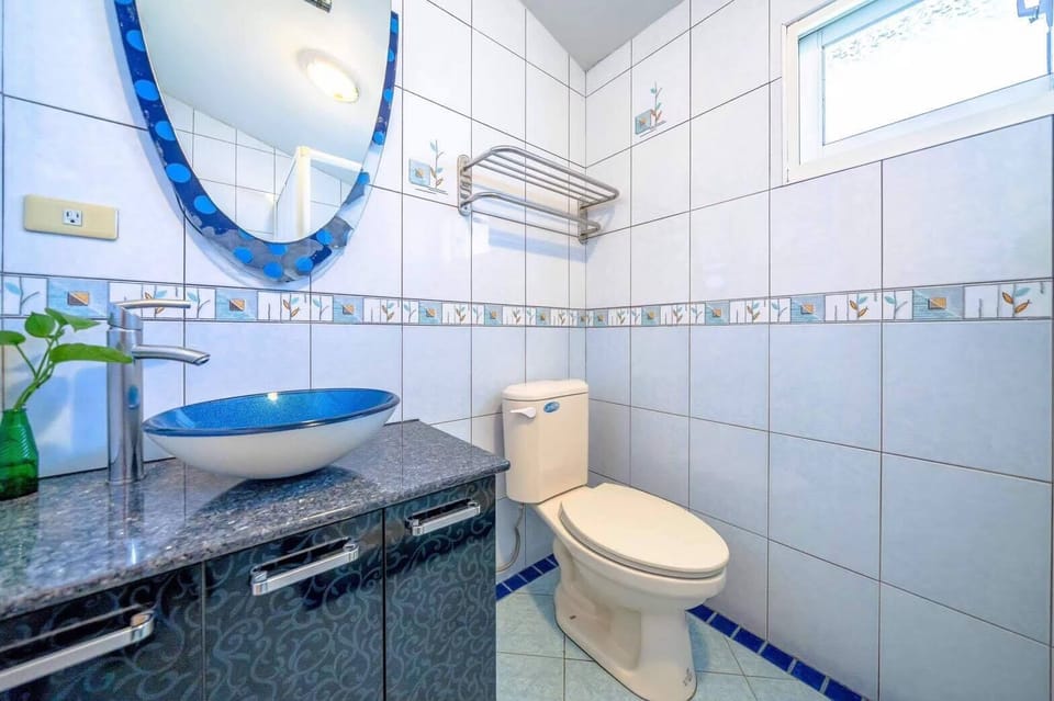 Deluxe Quadruple Room | Bathroom | Shower, rainfall showerhead, hair dryer, slippers