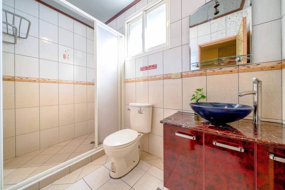 Standard Double Room | Bathroom | Shower, rainfall showerhead, hair dryer, slippers