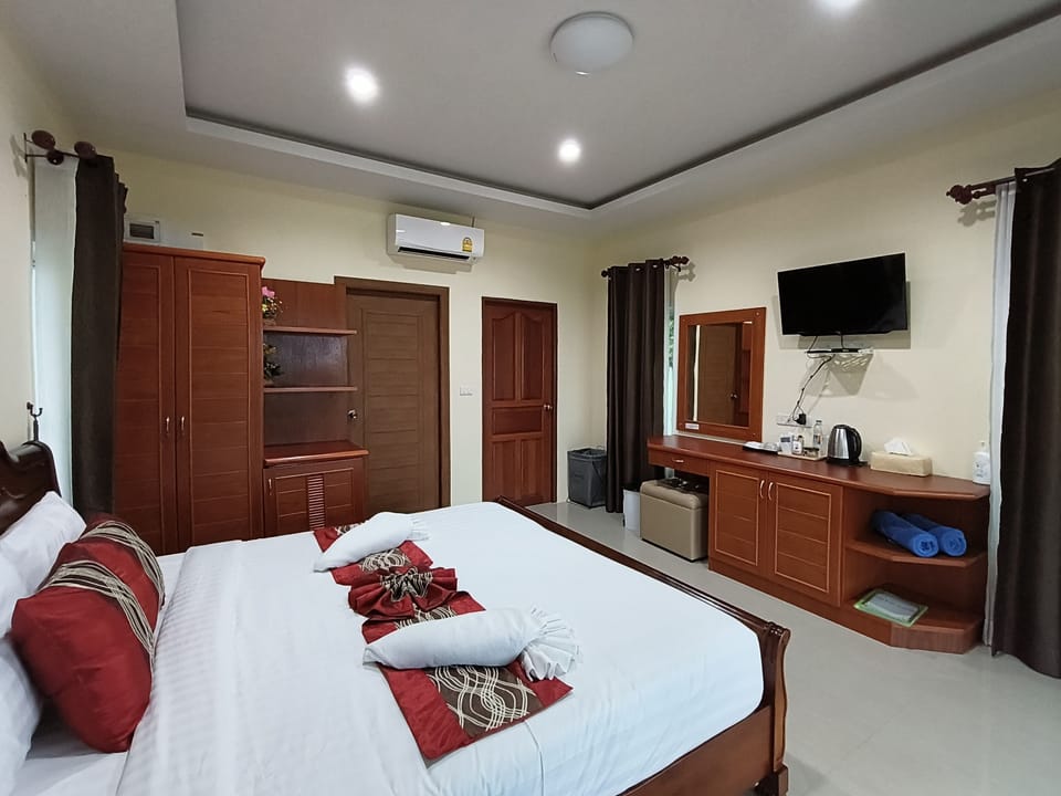 Deluxe Room, 1 King Bed, Non Smoking, Sea View | Blackout drapes, soundproofing, free WiFi, bed sheets