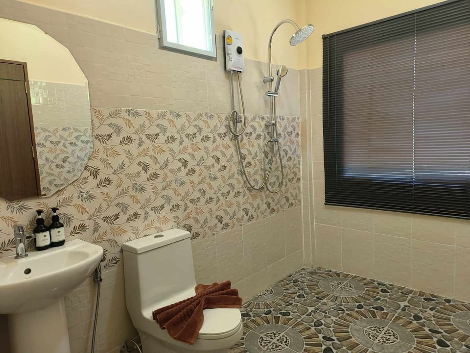 Deluxe Twin Room, 2 Twin Beds, Non Smoking, Sea View | Bathroom | Shower, free toiletries, bathrobes, slippers