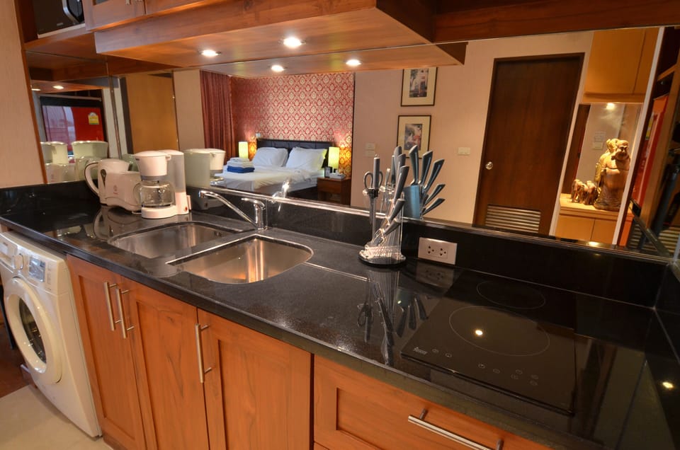 Double sink with hot and cold water, double sink
